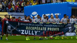 Jugadores del América muestran una pancarta de apoyo para Zully