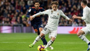 Luka Modric disputa el balón frente Dani Parejo del Valencia