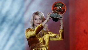 Ada Hegerberg posa con su Balón de Oro 