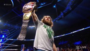 Daniel Bryan levanta el campeonato de la WWE