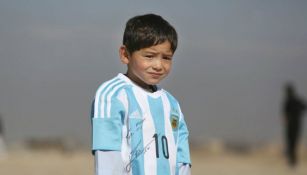 Murtaza Ahmadi luce la playera de Argentina