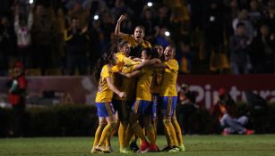 Jugadoras de Tigres tras uno de los goles contra Chivas