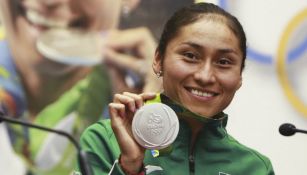 Guadalupe Gónzalez posa con medalla obtenido en Rio 2016