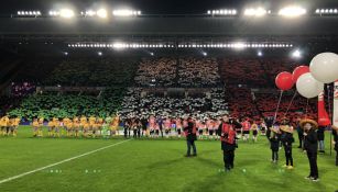 Aficionados despliegan mosaico en las gradas del Estadio del PSV 