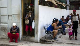 Cubanos utilizando sus celulares