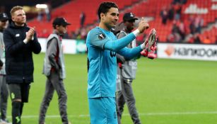 Ochoa saluda a la afición del Lieja tras un duelo 