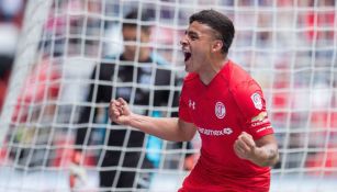 Alexis Vega festeja un gol con Toluca