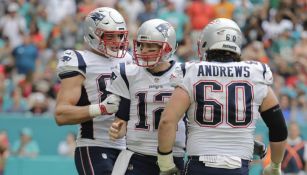 Brady, Gronkowski y Andrews tras una jugada vs Miami