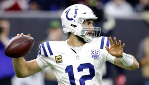 Andrew Luck lanza un pase en el juego contra Houston