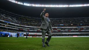 Piojo Herrera saluda a la afición en el Estadio Azteca