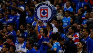 Aficionados de Cruz Azul alientan a su equipo en el Azteca