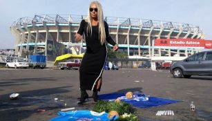 Bruja Zulema realiza su ritual en el Estadio Azteca 