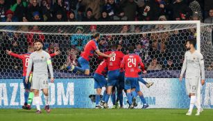 Jugadores del Viktoria Plzen celebran la victoria 