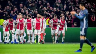 Jugadores del Ajax festejan anotación del empate contra Bayern
