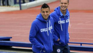 Roberto Alvarado arriba a un juego con Cruz Azul