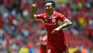 Rubens Sambueza festeja un gol con el Toluca