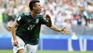 Hirving Lozano festeja su gol con el Tri