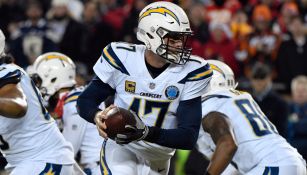 Rivers acarrea un balón en el juego vs Chiefs