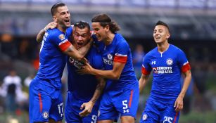 Jugadores de Cruz Azul celebran un gol en el A2018