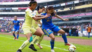 Mónica Rodríguez y Lizbeth Ovalle disputan el balón en el Azteca