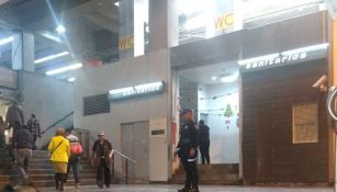 Elementos de seguridad resguardan la entrada del Metro