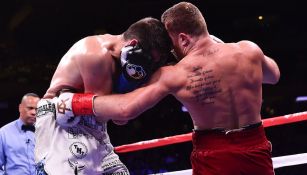 Canelo conectando un gancho al hígado a Fielding