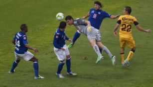 Moisés Muñoz remata de cabeza para anotar gol contra La Máquina