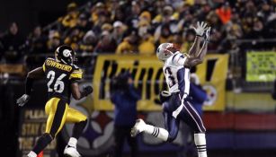 Deion Branch recibe un pase largo de Brady contra Steelers