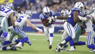 Marlon Mack corre con el balón