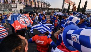 Afición de Cruz Azul antes de ingresar al Estadio Azteca