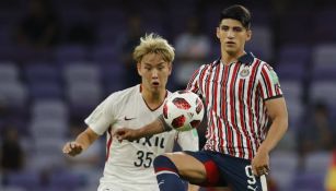 Alan Pulido controla el balón en el juego entre Chivas y Kashima 