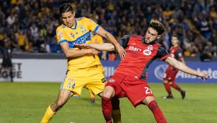 Hugo González disputa balón en juego contra Toronto