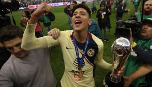 Edson Álvarez con el trofeo de Campeón