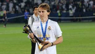 Luka Modric celebra con el título del Mundial de Clubes