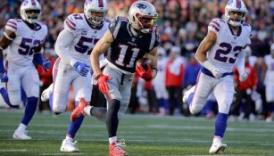 Julian Edelman corre con el balón contra Bills