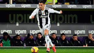 Cristiano Ronaldo conduce balón en juego de la Juve