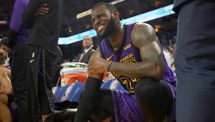 LeBron James se lamenta en el banquillo