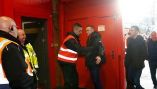 Wayne Rooney siendo revisado por la seguridad de Old Trafford