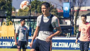 Edson Álvarez domina el balón en entrenamiento del América 