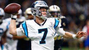 Kyle Allen prepara un servicio en el juego ante los Saints