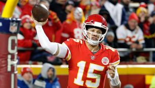 Patrick Mahomes lanza un pase en el juego ante Oakland