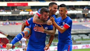 Caute, Mendez y Alvarado festejan un gol de La Máquina en el A2018