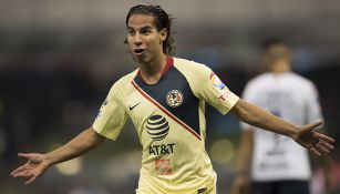 Diego Lainez celebra gol con América