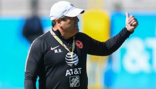 Miguel Herrera dirige un entrenamiento