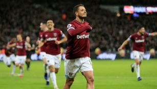 Chicharito festeja un gol con el West Ham en la Premier