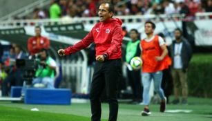 Oscar Pareja durante el juego contra Chivas