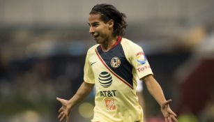 Diego Lainez festeja un gol con el América