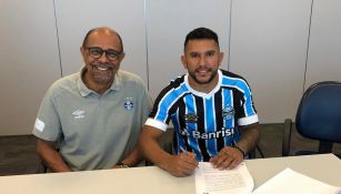 Walter Montoya firma contrato con el Gremio