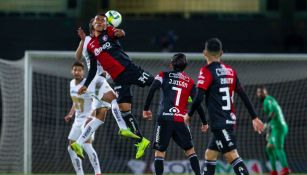 Intensa pelea por el balón en el Pumas vs Atlas