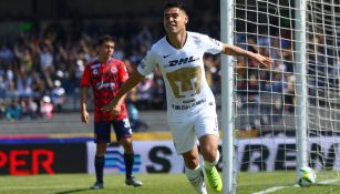 Felipe Mora celebra un gol con Pumas antes de ser anulado